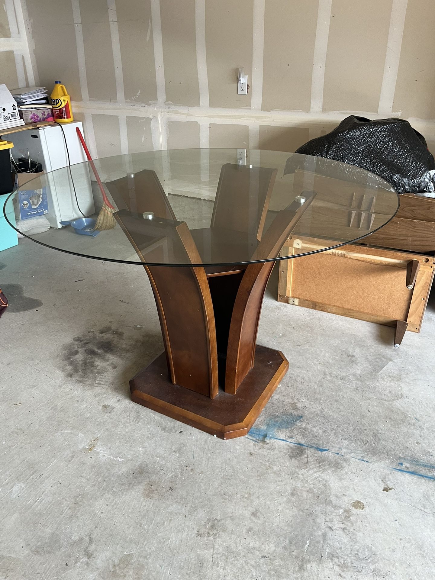glass table with 4 chairs
