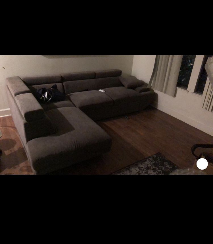 Sectional pull out couch/bed- like new
