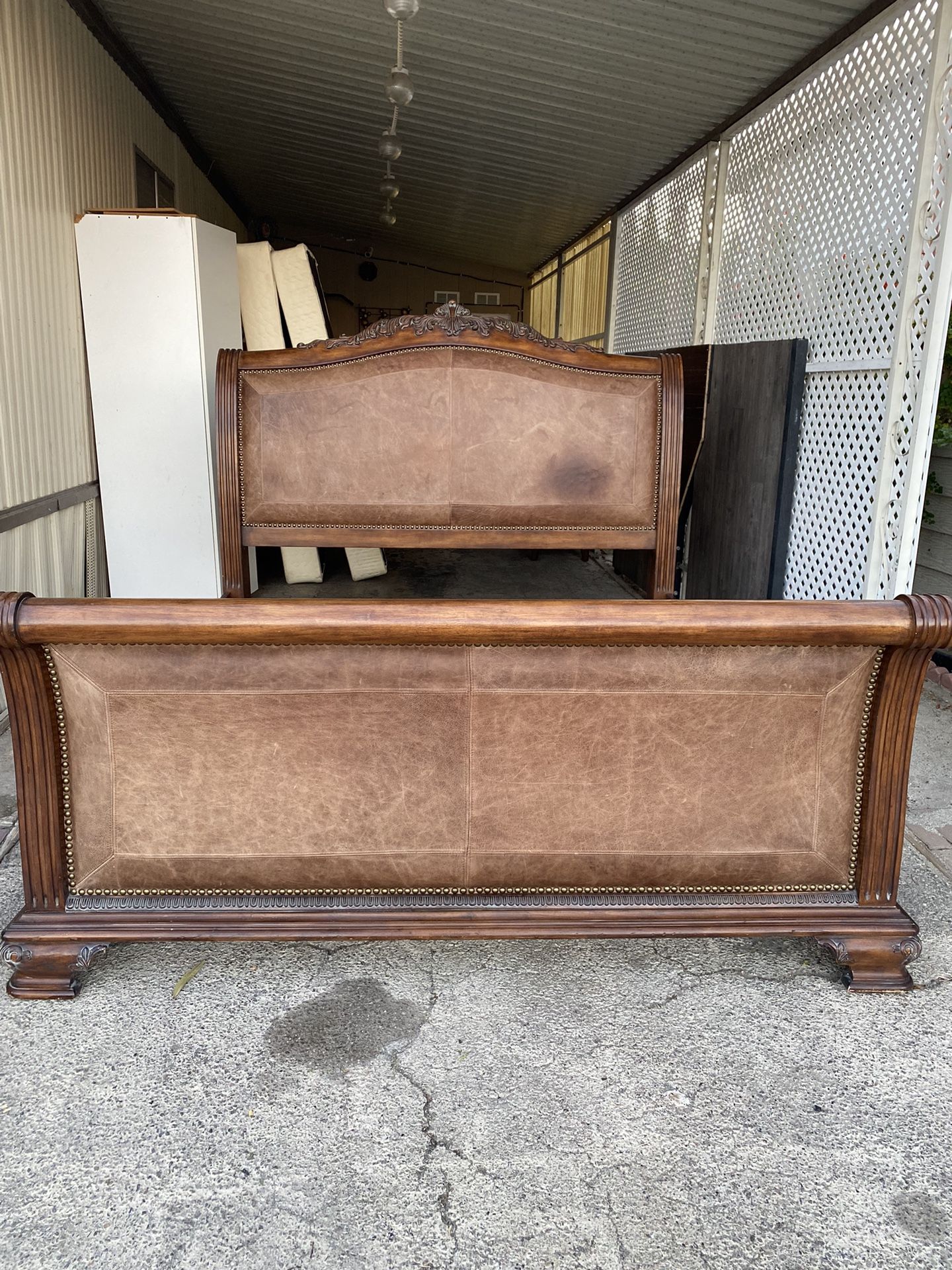 Henredon Eastern King Sleigh Beautifully crafted Henredon king-size sleigh bed