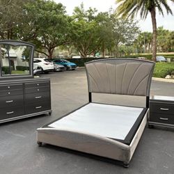 Beautiful Bedroom Set Queen Size Solid Wood Dark Gray Color In Excellent Condition By Crown Mark