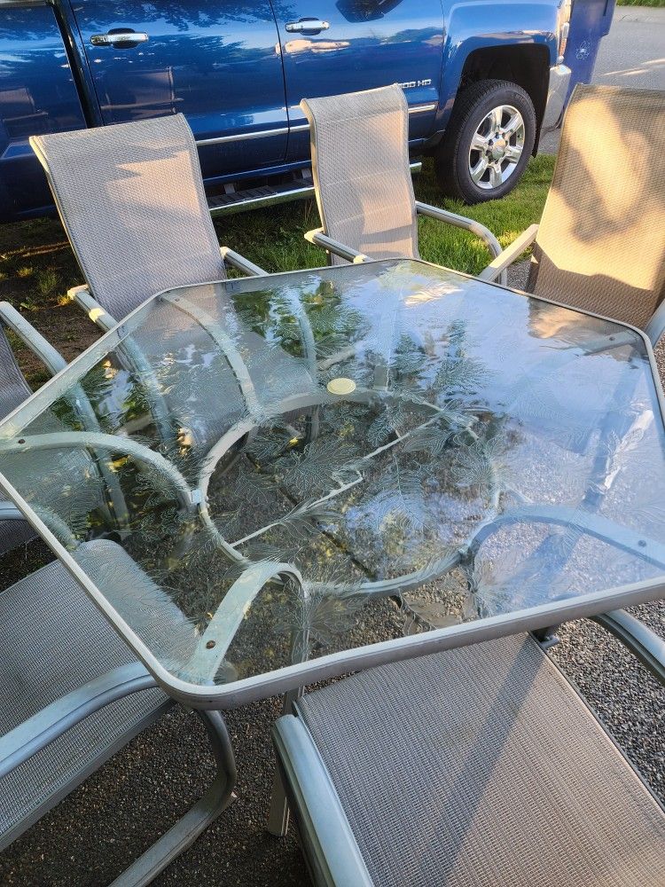 Embossed Glass Table With Chairs