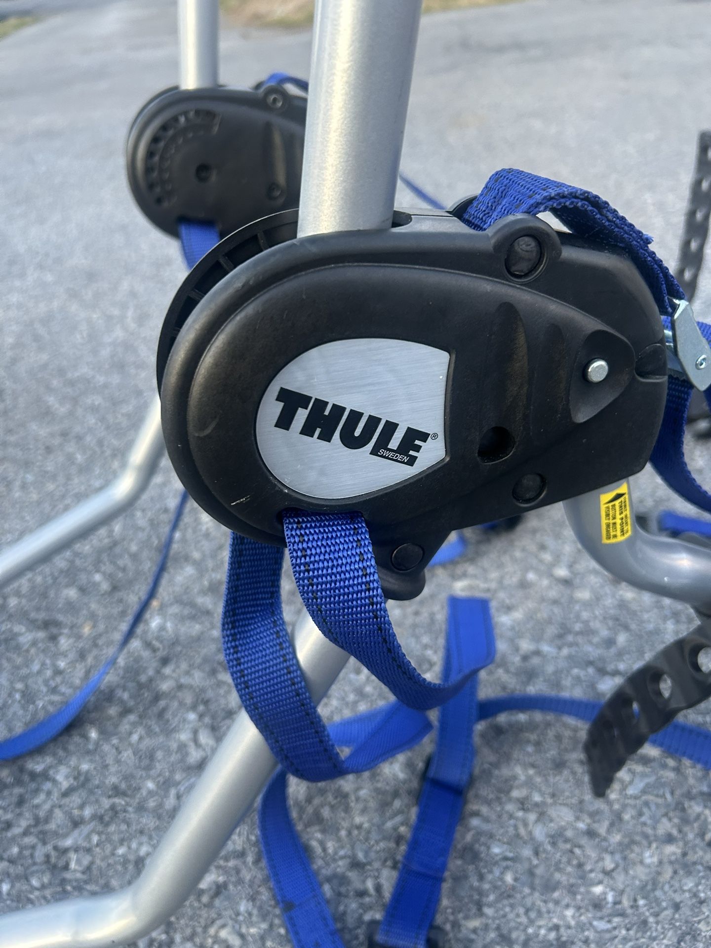 THULE REAR TRUNK MOUNTED BIKE RACK 3 BIKES