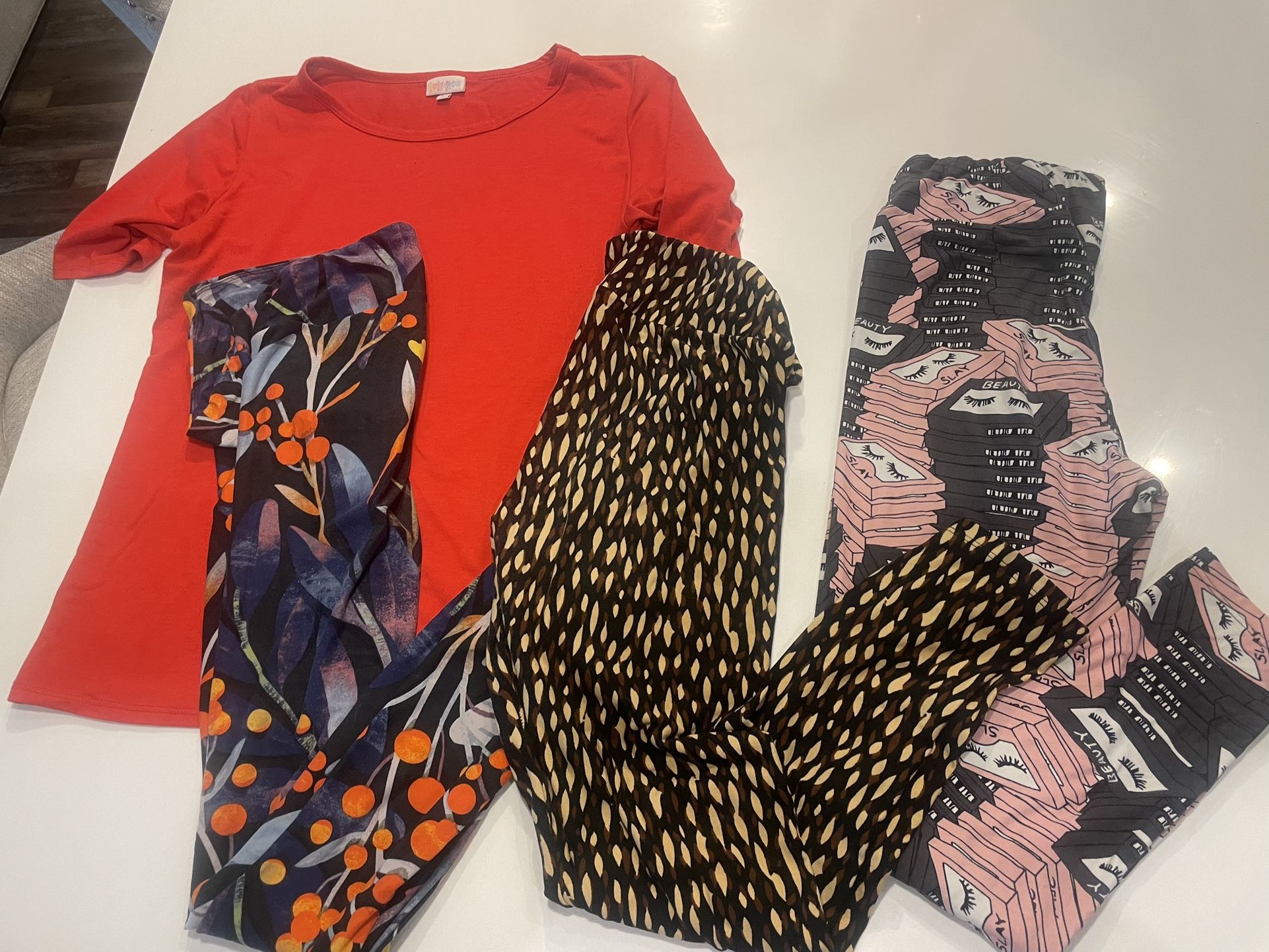 LulaRoe Womens 3 Leggings And Large Blouse Set