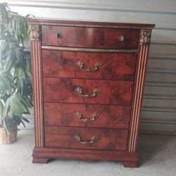 🟡 Bonito Tall Dresser In Good Working Condition 🟡