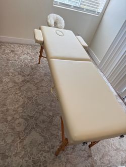 Massage treatment bed