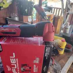 Milwaukee
M12 FUEL 12V Lithium-lon
Cordless Oscillating Multi-Tool
 With 1.5 Battery 