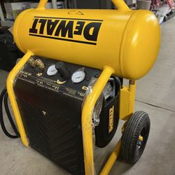 DEWALT 4.5 Gallón Air Compressor $280