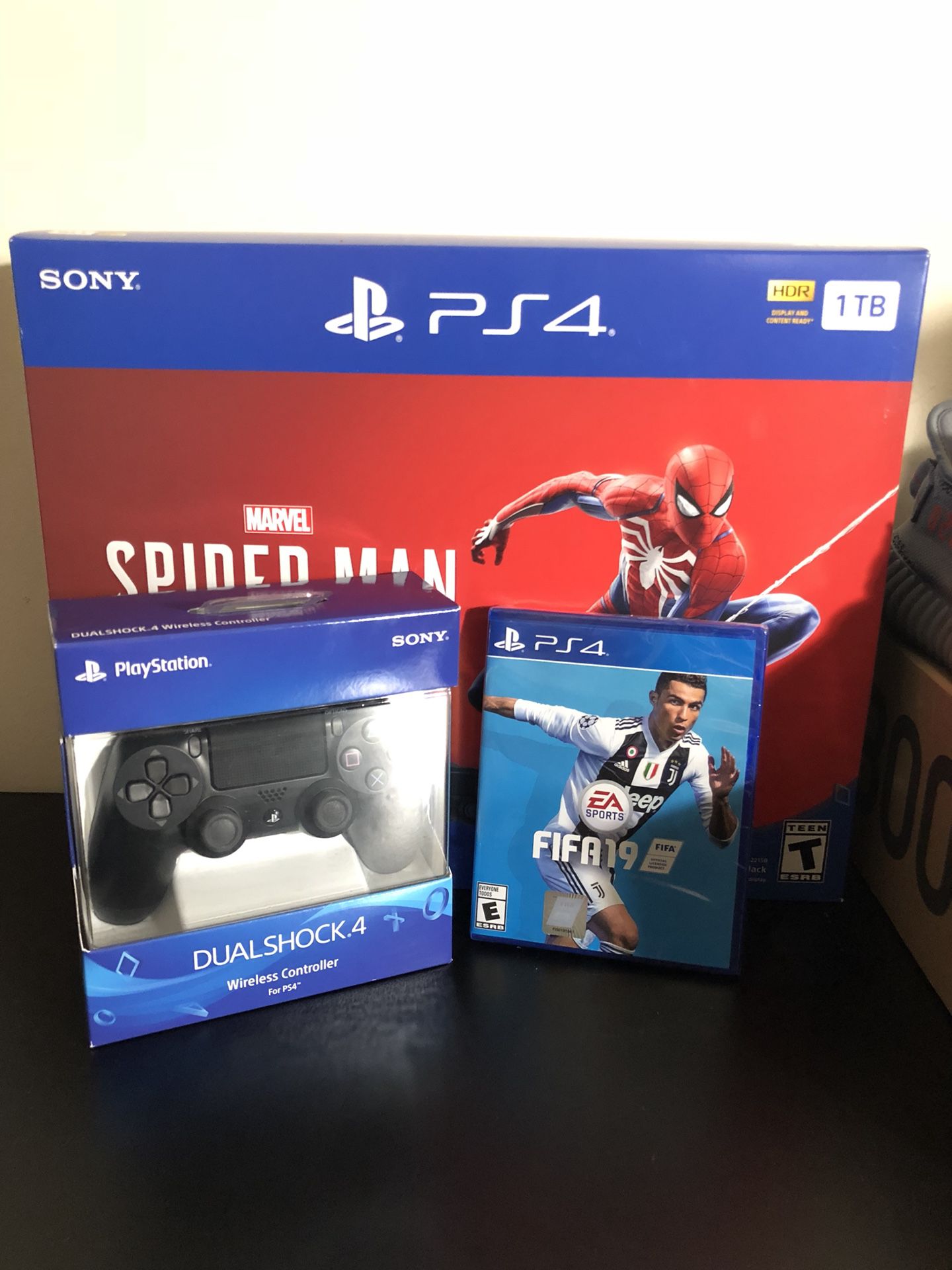 Ps4 Slim 1Tb , New controller and Fifa 19
