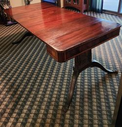 Beautiful antique circa 1930 Weiman heirloom cherrywood dropleaf dining table with 4 boards.