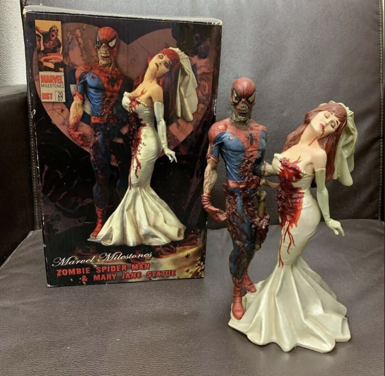 Marvel Zombies Spider-Man Maryjane Statue