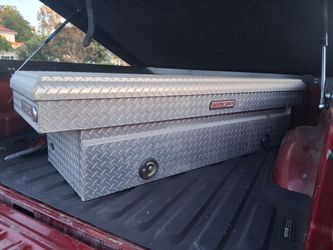 Truck tool box