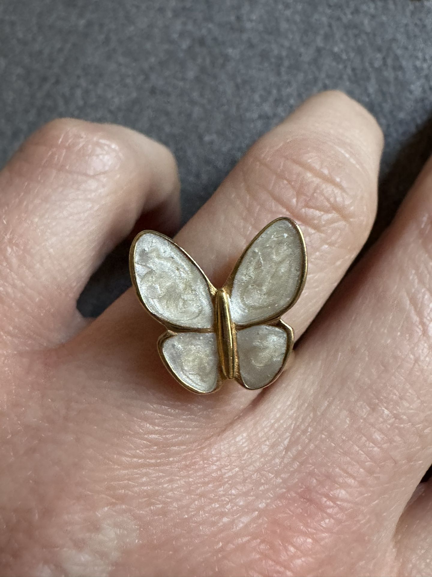 So Charming 18k Solid (No Plate, No Filled ) Yellow Gold Ring , Butterfly 🦋 Shape With Mother Of Pearl .