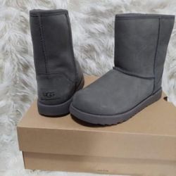 UGG SIZE 7 WOMEN NEW