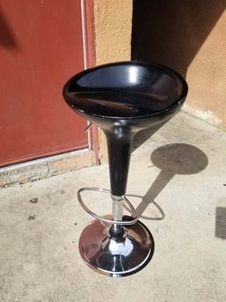Tengo esta silla de metal disponible