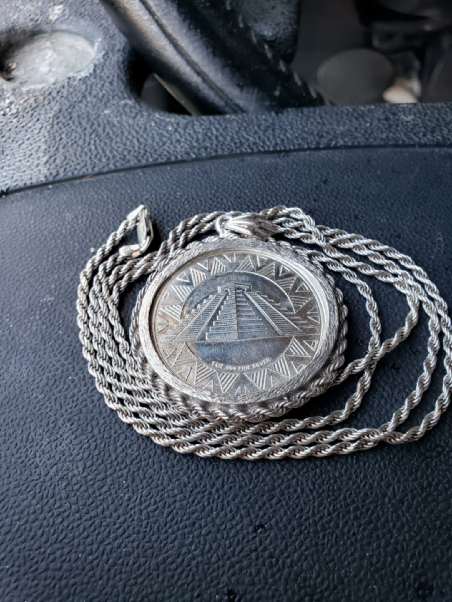 Silver this. Silver that. Silver all... .999 Silver Big Coin moneda De Plata pura. Medallas plata pura. Y todo de Plata...28 inch. $250 lo menos. The 