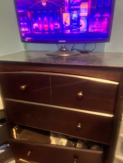 Wooden dresser ( TV NOT INCLUDED)