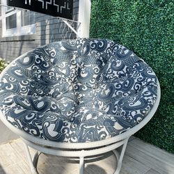 Round Cushioned Chair 