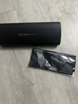 Burberry Glasses Holder And Wipe 