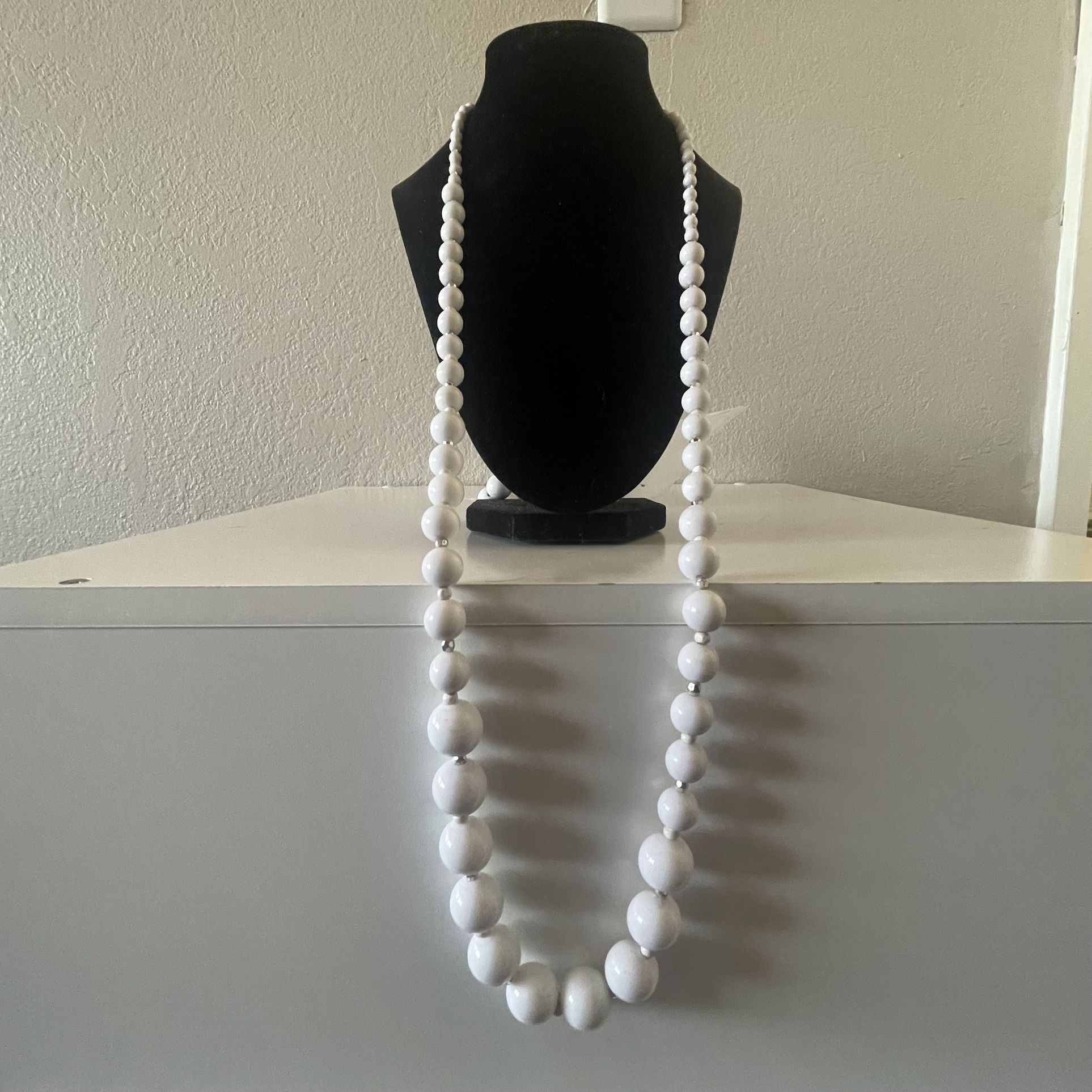 Women’s Fashion Jewelry White & Silver Beaded Necklace Lobster Closure, Size 18”
