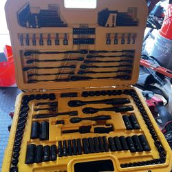 Dewalt 184 pc mechanics tool set
