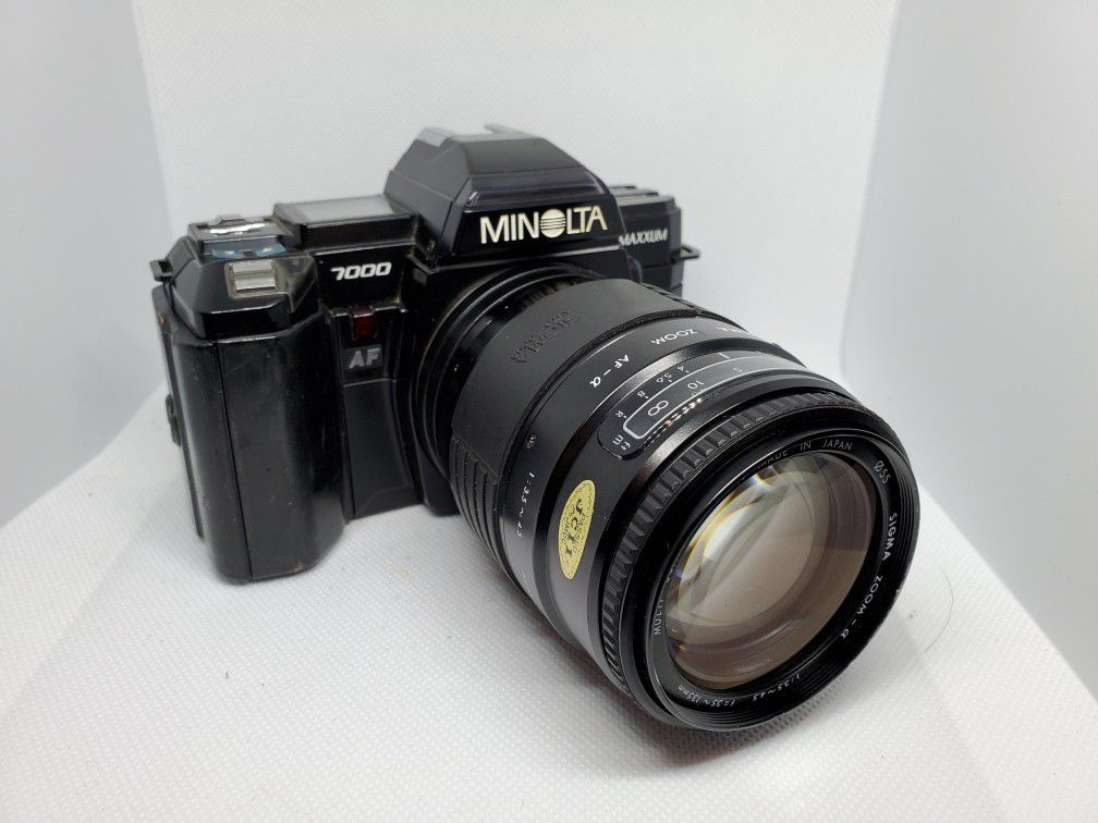 Vintage 1980s Minolta Maxxum 7000 35mm SLR Film Camera w/ lens
