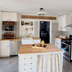 Shaker White / Island Kitchen