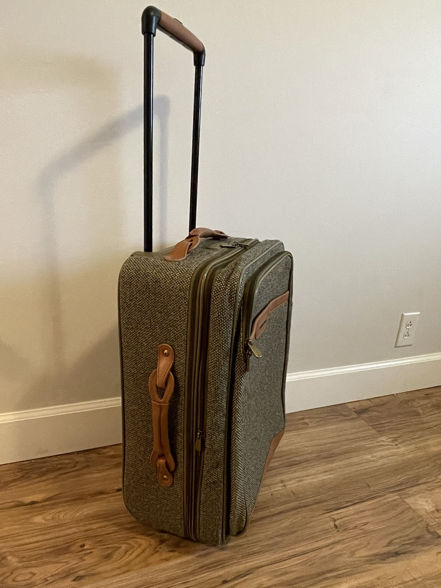 Hartmann Tweed with Belting Leather Trim 22” Upright Carry On Wheeled Suitcase