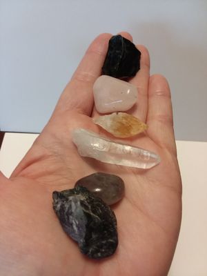 Photo BRAND NEW Set of 6 Crystals. Black Obsidian, Rose Quartz, Quartz Point, Citrine Point, Amethyst, Rainbow Fluorite. Comes with pouch