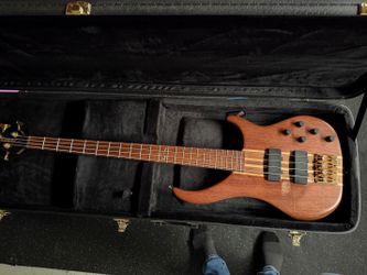 Peavy Cirrus 4 Bass (4 String) - Walnut with Black Hard Shell Case