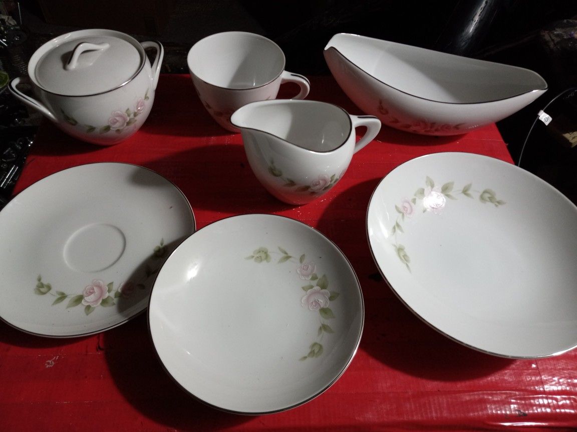 🤯STYLE HOUSE FINE CHINA DINNING SET/ VINTAGE TUDOR ROSE.🤯