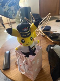 Pikachu straight from Japan machine airport. You could only get it in Japan. Pikachu straight from Japan machine airport. You could only get it in Jap
