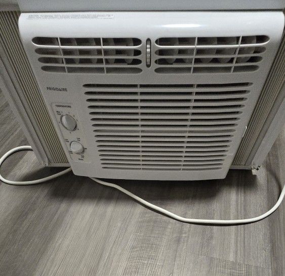 Frigidaire 5,000 BTU Window-Mounted Air Conditioner,