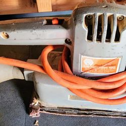VINTAGE BLACK & DECKER NO. 7410 FININISHING SANDER - Working