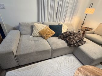 Light grey couch / sofa mueble gris claro