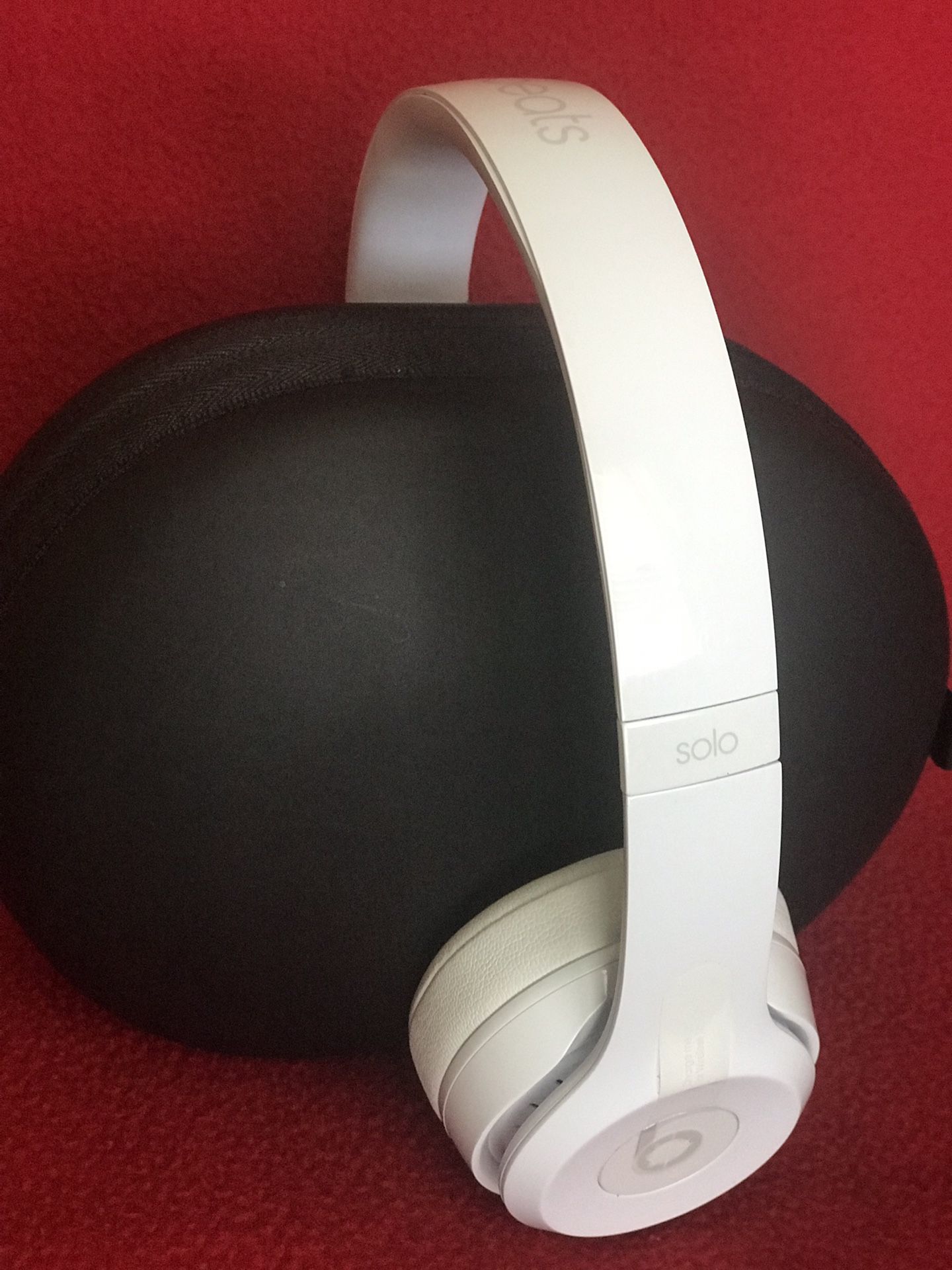 White Beats Solo3 headphones 🎧