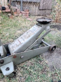 Rally 2 1/4 Ton Garage Service Jack 4,500 Lbs. Capacity Lifting Hange 5 1/4"x 19 1/2"