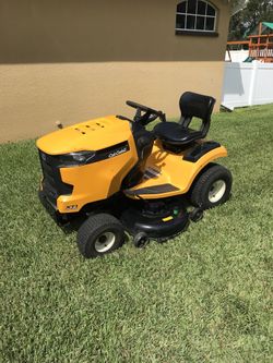 LIKE NEW CUB CADET XT1 HYDROSTATIC TRACTOR 46 INCH RIDING LAWN MOWER