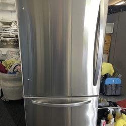 33 Inch Lg Stainless Steel Bottom Freezer
