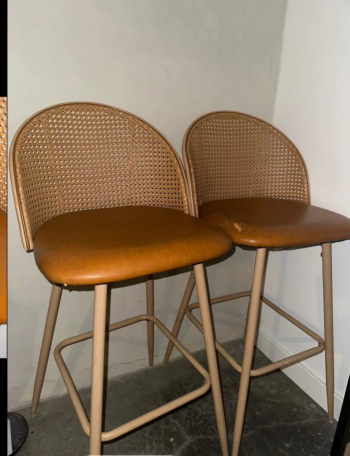 4 Rattan barstools
