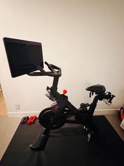 2021 Like New Peloton Bike Original with 18 inch Screen and Accessories - Los Angeles, CA