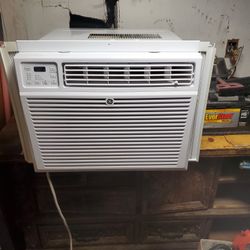 GE Air-conditioner, 13.000 Btu, 110v With Remote.  Like New 