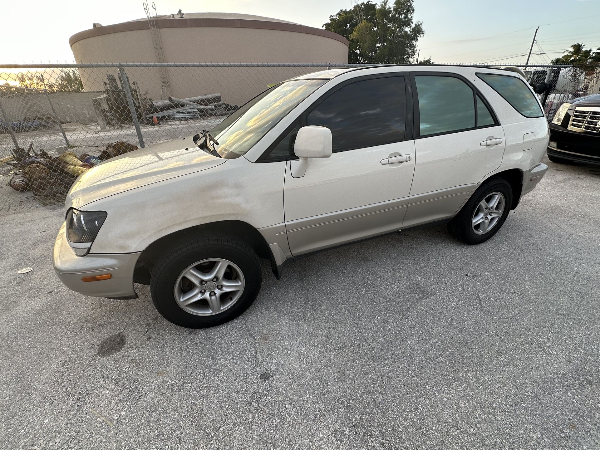 1999 Lexus Rx 300 for Sale in Fort Lauderdale, FL - OfferUp