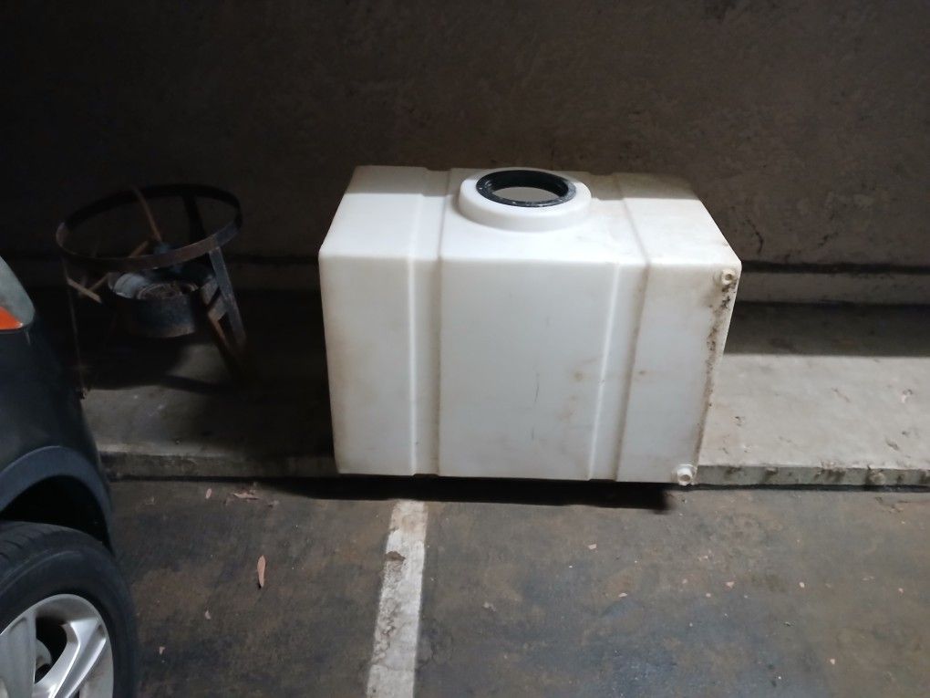 Water Tank No Holes  Good Condition 