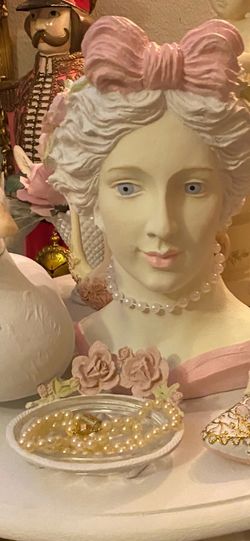 Beautiful Victorian lady decor