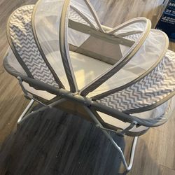 Bassinet w/ Sheets 