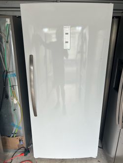 Frigidaire Freezer / Frigidaire Congelador Like New