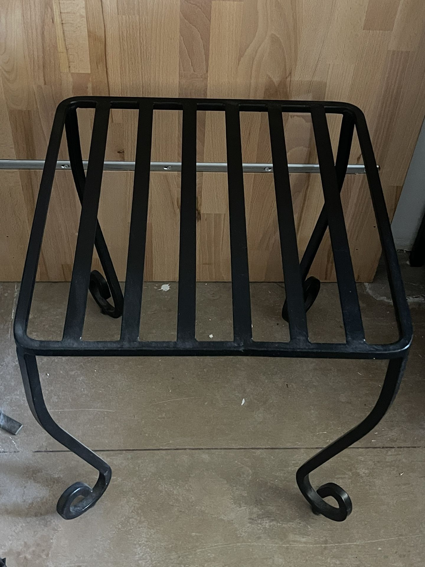 Metal stool with zipper cushion