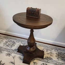 Brand New Wood Pedestal Round End Table /Side Table 