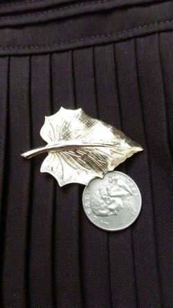 Gold color autumn leaf pin
