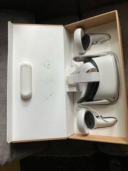 Oculus Quest 2 VR Headset with Controllers + Original Box